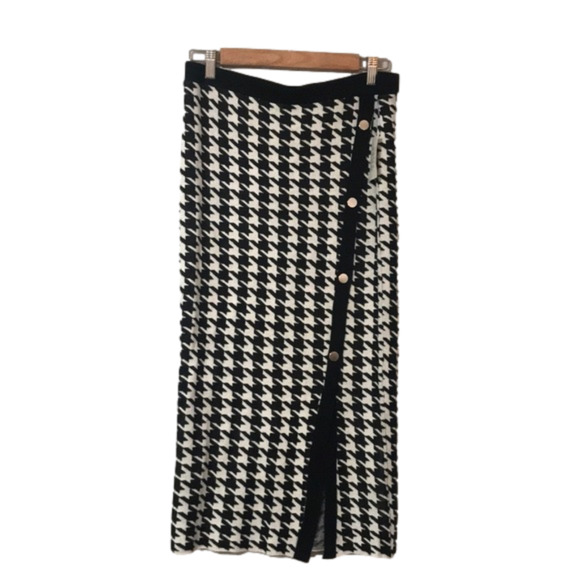 retrolology Dresses & Skirts - Woman’s size Med black houndstooth black/ white retrology midi shirt.